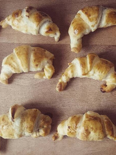 Una foto de Croissants rellenos de chocolate y mermelada de melocotón