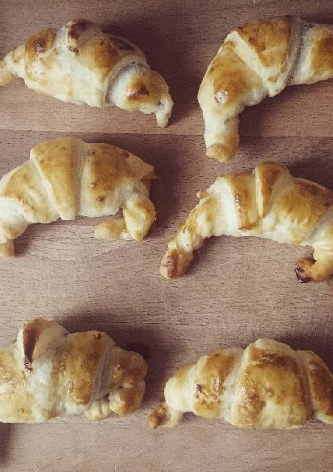 Una foto de Croissants rellenos de chocolate y mermelada de melocotón