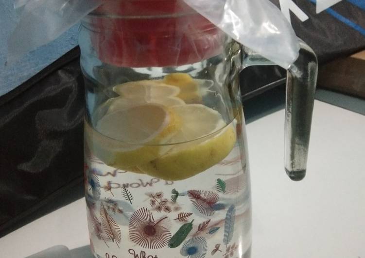 Cara menyajikan Infus water lemon segar  Anti Gagal