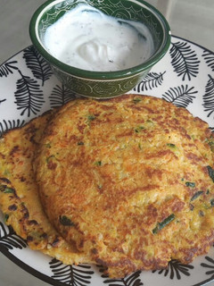 Una foto de Tortitas de calabacín y zanahoria