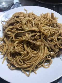 Una foto de Fideos chinos con pollo y setas