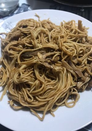 Una foto de Fideos chinos con pollo y setas