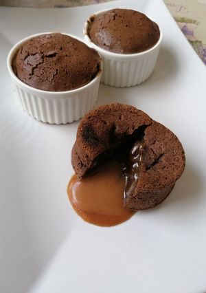 O poză a rețetei Lava cake cu sos de caramel.