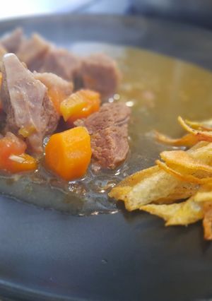 Una foto de Carne en salsa con patatas paja