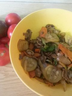 Una foto de Verduras salteadas con champiñones
