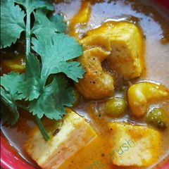 A picture of Matar Paneer.