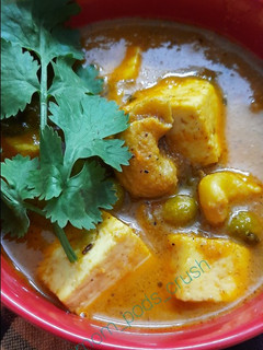 A picture of Matar Paneer.