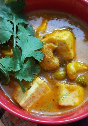 A picture of Matar Paneer.