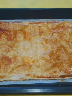 Una foto de Hojaldre relleno de jamón de york, queso y jamón de pavo