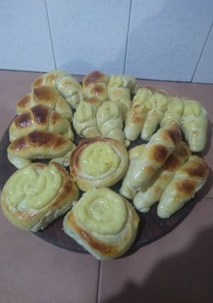 Una foto de Facturas con crema pastelera 🥐🥐