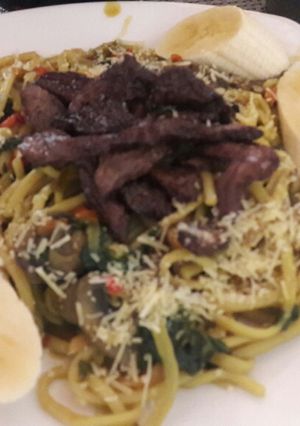 Una foto de Espaguetis con champiñones en salsa de espinaca y cúrcuma