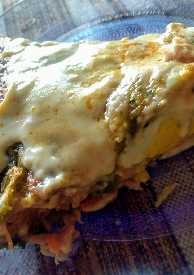 Una foto de Pizza rellena con masa de espinaca y salvado