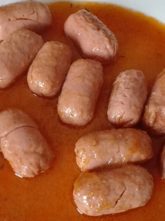 Una foto de Mini-salchichas con tomate al vino