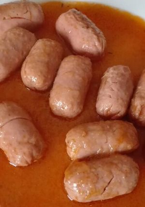 Una foto de Mini-salchichas con tomate al vino