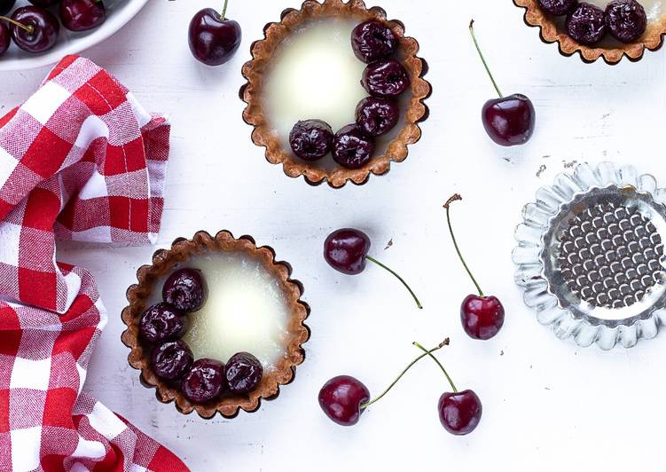 Crostatine panna cotta latte di mandorla e ciliegie