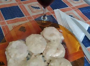 Una foto de Sorrentinos de jamón, panceta y queso dambo