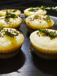 સુજી સેન્ડવીચ ઢોકળા કપ્સ(sooji sandwich dhokal cups in Gujarati) રેસીપી મુખ્ય ફોટો