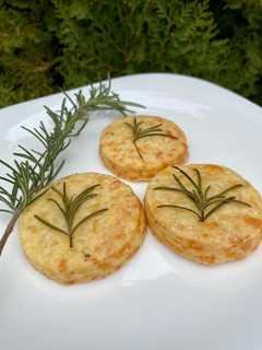 Una foto de Galletitas de queso con hierbas 🧀🌿