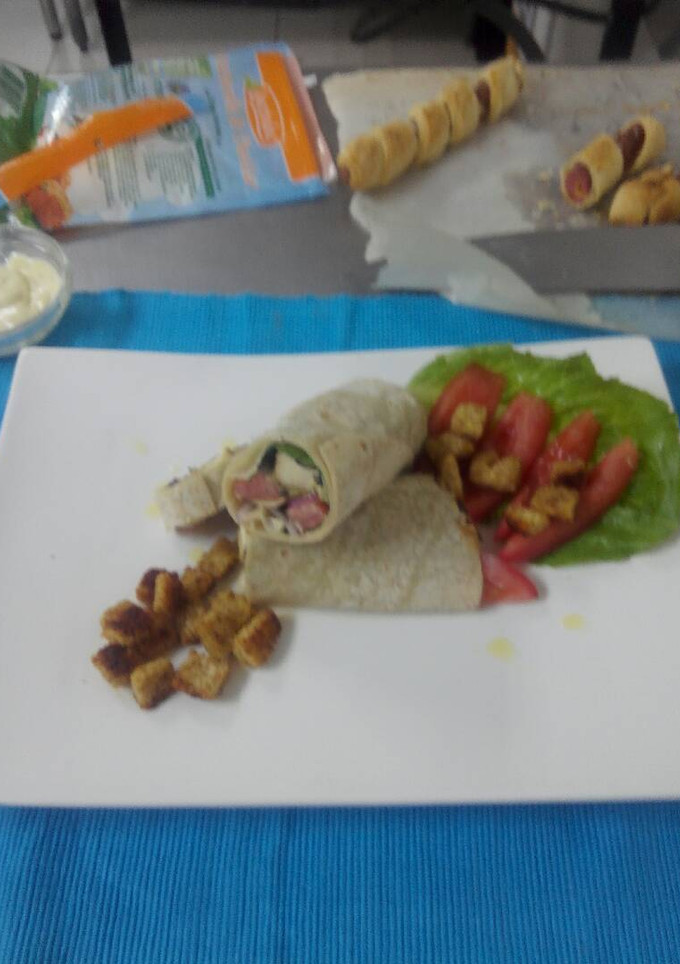 Una foto de Wrap de ensalada cesar