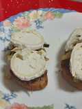 Tosta de espelta integral con cebolla confitada, calabacín y rulo de cabra