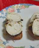 Tosta de espelta integral con cebolla confitada, calabacín y rulo de cabra