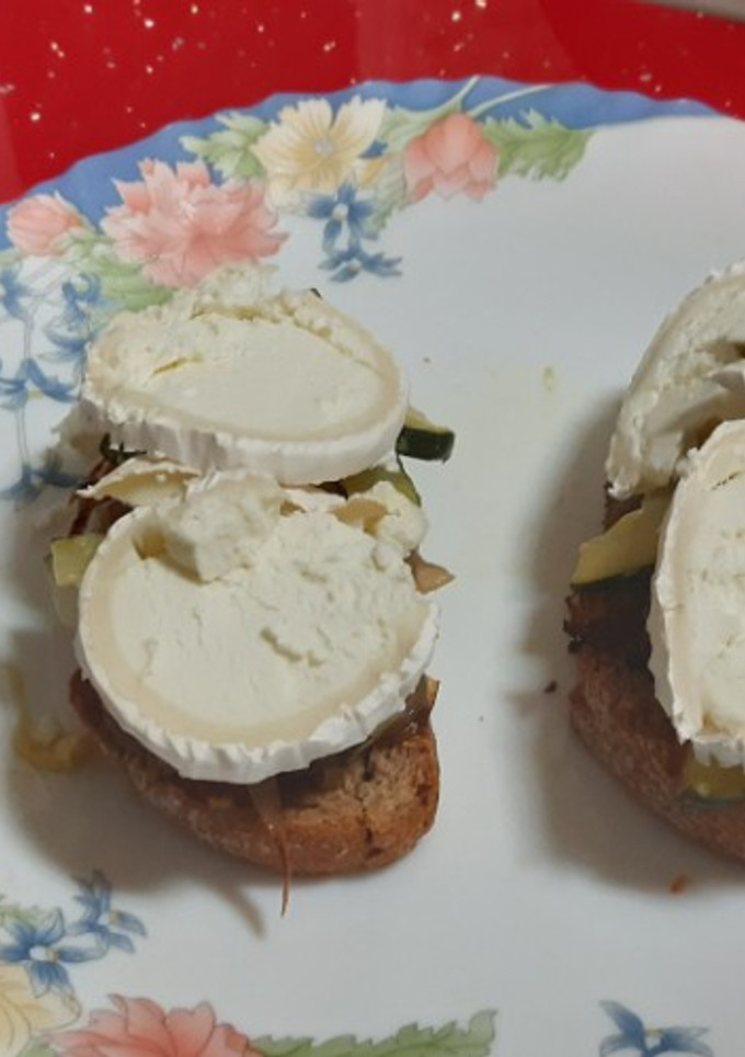 Una foto de Tosta de espelta integral con cebolla confitada, calabacín y rulo de cabra