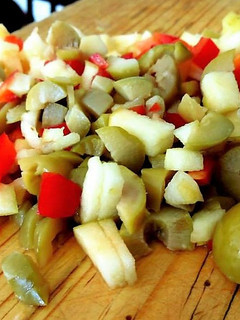 Una foto de Picadillo de aceitunas, manzana, chile poblano rojo y tequila