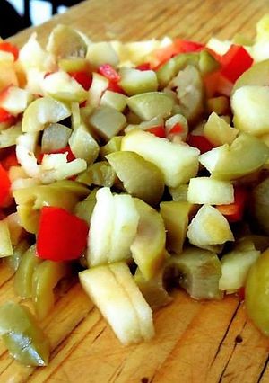 Una foto de Picadillo de aceitunas, manzana, chile poblano rojo y tequila