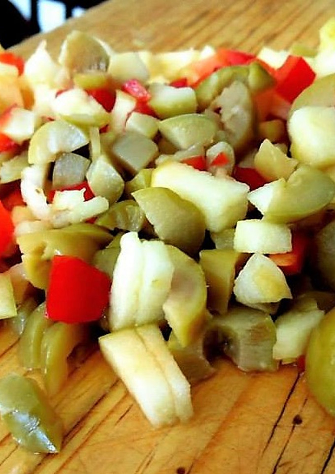 Una foto de Picadillo de aceitunas, manzana, chile poblano rojo y tequila