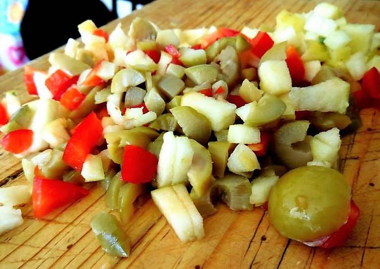 Picadillo de aceitunas, manzana, chile poblano rojo y tequila