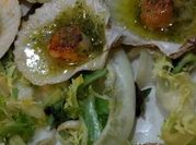 Una foto de ostras con limón