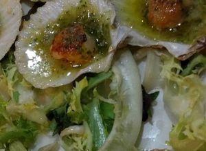 Una foto de Ostras al limón con escarola fina