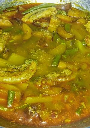 A picture of Ilish dimer makha chochchori/Spicy vegetables with Hilsa egg.