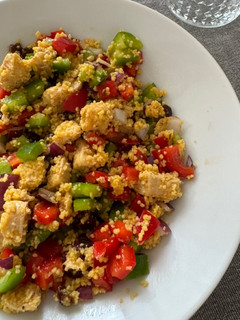 Una foto de Couscous con verduras y pollo