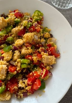 Una foto de Couscous con verduras y pollo