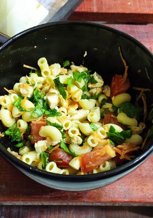 Una foto de Ensalada con pasta y pollo 🍝 (cuando está sobra)