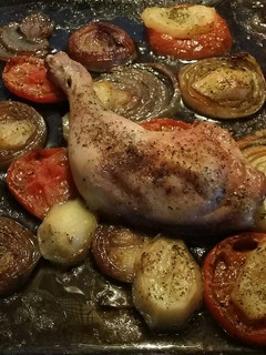 Una foto de Pollo asado con verduras