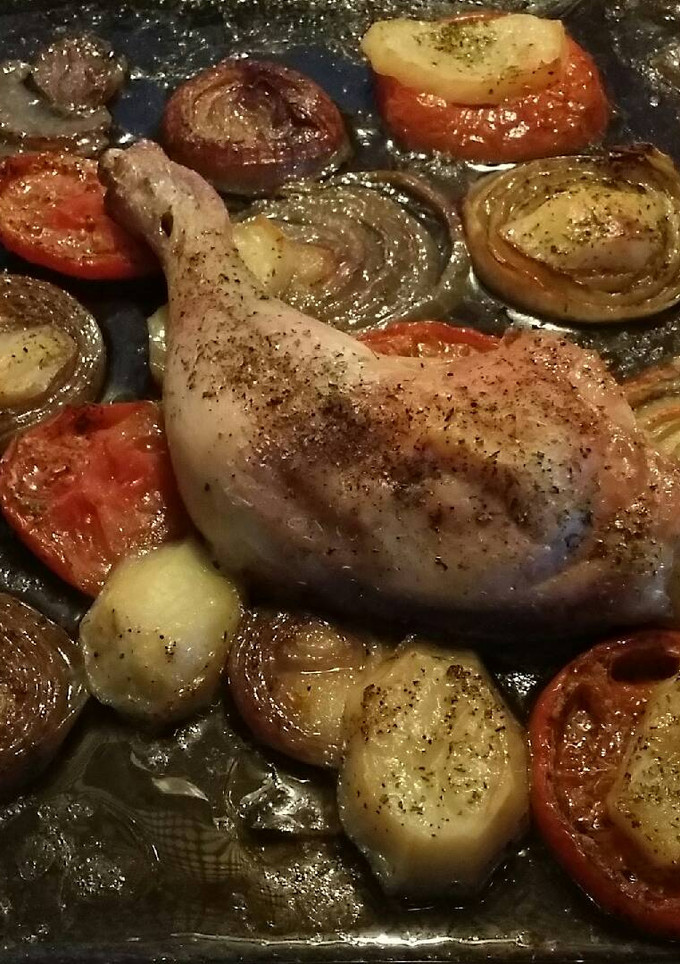 Una foto de Pollo asado con verduras