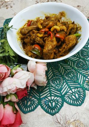 ক‍্যাপসিকাম ও কাজুবাদাম দিয়ে মশলাদার মুরগী। রেসিপির প্রধান ছবি