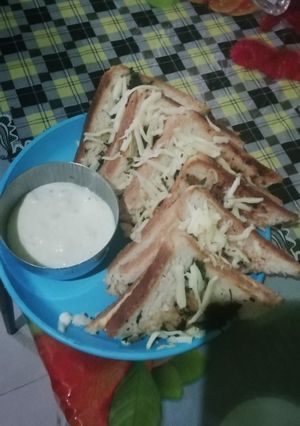 A picture of Cheese garlic bread with cheese deep.