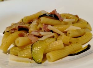 Foto di Sedani con Zucchine, Prosciutto Cotto e Scaglie di Pecorino