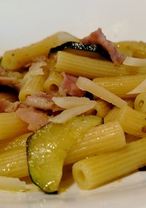 Foto di Sedani con Zucchine, Prosciutto Cotto e Scaglie di Pecorino