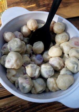 Zdjęcie przepisu Pierogi-knedle z czereśniami. Lato na talerzu.