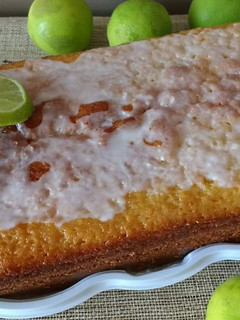 Una foto de Keke Limón y Yogurt con Glaseado de Limón