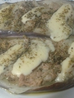 Una foto de Berenjenas con atún y Provolone al orégano en microondas