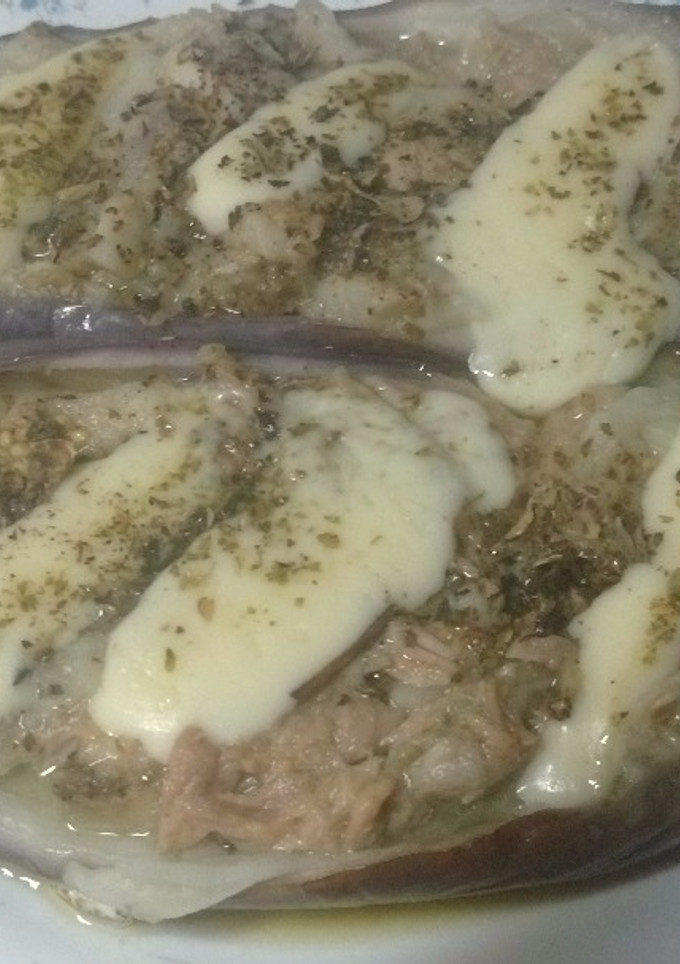 Una foto de Berenjenas con atún y Provolone al orégano en microondas