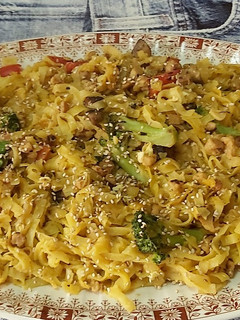 Una foto de Noodles de arroz, verduras y salsa de soja