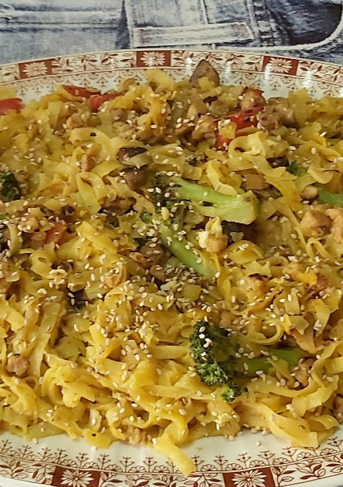 Una foto de Noodles de arroz, verduras y salsa de soja