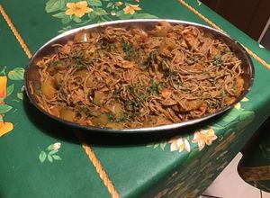 Une photo de Nouilles japonaises aux tomates, harengs, shiitakes et aubergine blanche