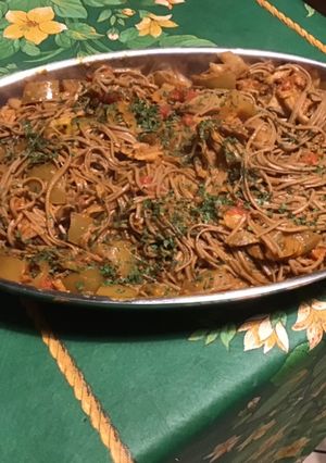 Une photo de Nouilles japonaises aux tomates, harengs, shiitakes et aubergine blanche